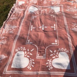 Sweet country style pink and white heavy cotton throw blanket.Reversible clean